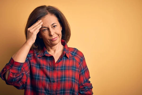 Middle Age Beautiful Woman Wearing Casual Shirt Standing Isolated Yellow — ストック写真