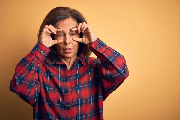 Mujer Hermosa Mediana Edad Con Camisa Casual Pie Sobre Fondo — Foto de Stock