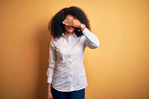 Joven Hermosa Afroamericana Elegante Mujer Con Pelo Afro Pie Sobre —  Fotos de Stock