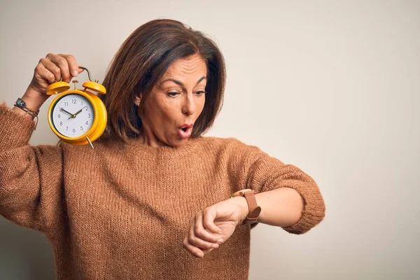 Middle Age Brunette Woman Holding Clasic Alarm Clock Isolated Background — ストック写真