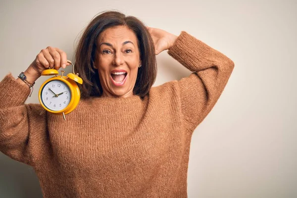 Middle Age Brunette Woman Holding Clasic Alarm Clock Isolated Background — ストック写真