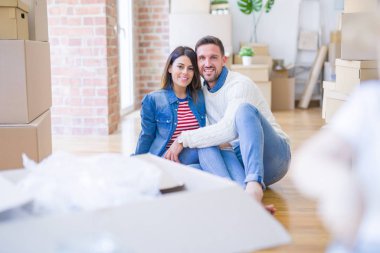 Karton kutuların etrafındaki yeni evde güzel bir çift.