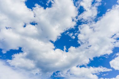 Kabarık bulutlar ile güneşli bir günde mavi gökyüzü