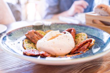 Salatayı burrata peyniri, mozzarella ve zeytinyağlı domates ile kapatın.