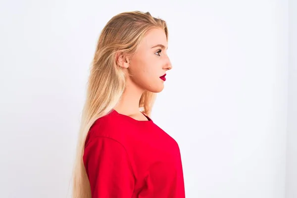 Jovem Mulher Bonita Vestindo Shirt Casual Vermelho Sobre Fundo Branco — Fotografia de Stock