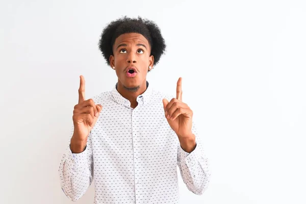 Zarif Bir Gömlek Giyen Genç Afro Amerikan Erkeği Beyaz Arka — Stok fotoğraf