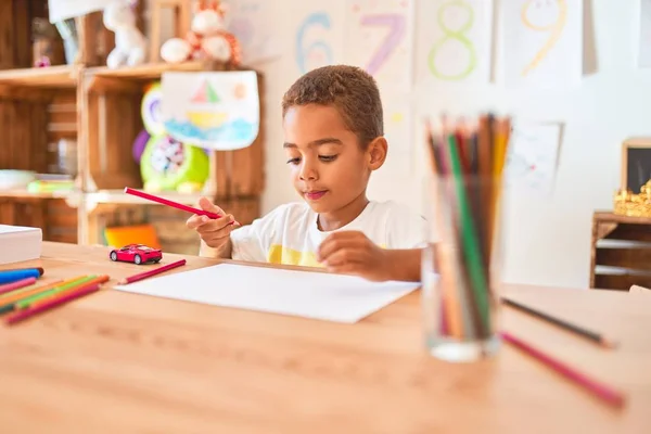 Hermoso Niño Afroamericano Sentado Dibujo Usando Papel Lápices Escritorio Jardín — Foto de Stock