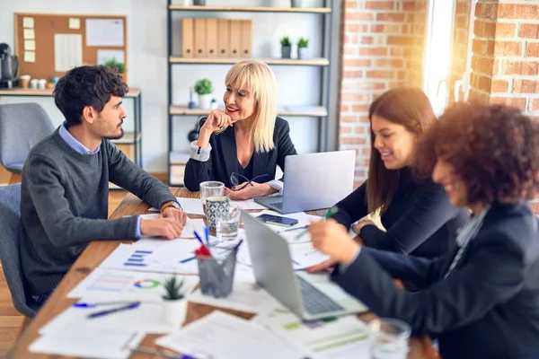 Grupo Trabajadores Negocios Sonriendo Felices Confiados Trabajar Juntos Con Sonrisa — Foto de Stock