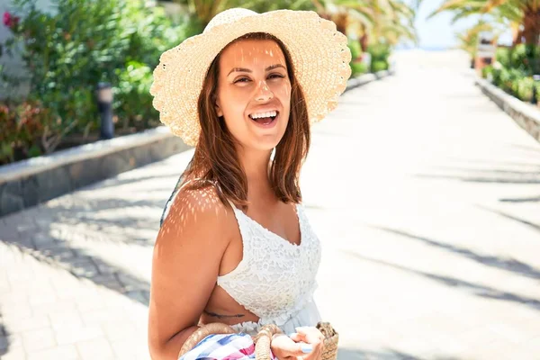 Joven Hermosa Mujer Sonriendo Feliz Disfrutando Día Soleado Verano Complejo — Foto de Stock