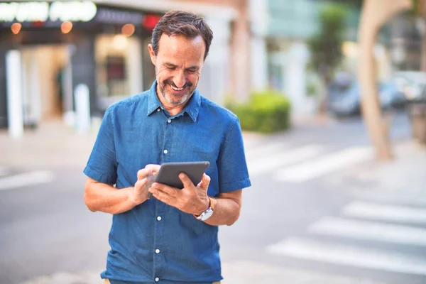 Middelbare Leeftijd Knappe Zakenman Met Behulp Van Tablet Glimlachen Straat — Stockfoto