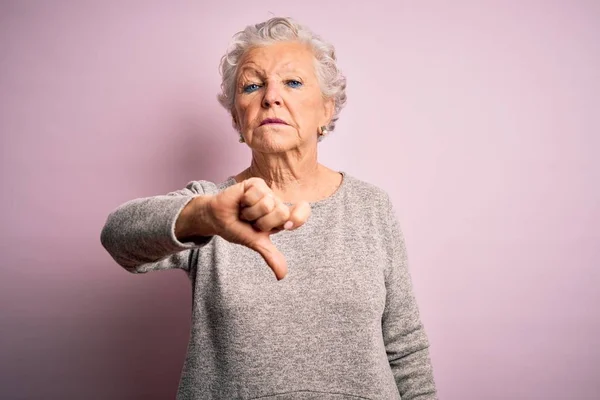 Senior Schöne Frau Lässigem Shirt Steht Über Isoliertem Rosa Hintergrund — Stockfoto