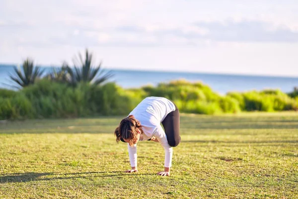 Giovane Bella Sportwoman Praticare Yoga Coach Insegnamento Corvo Posa Parco — Foto Stock