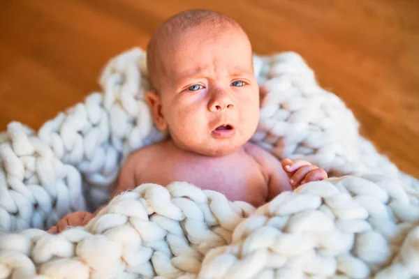 Schattige Baby Liggend Vloer Deken Thuis Pasgeboren Gehuil — Stockfoto