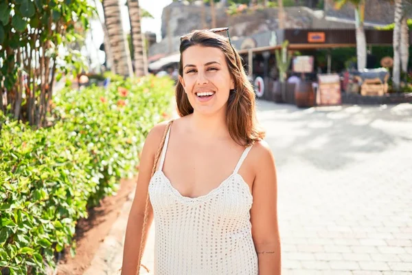 Jonge Mooie Vrouw Romatische Dorp Wandelen Stad Straat Een Zonnige — Stockfoto