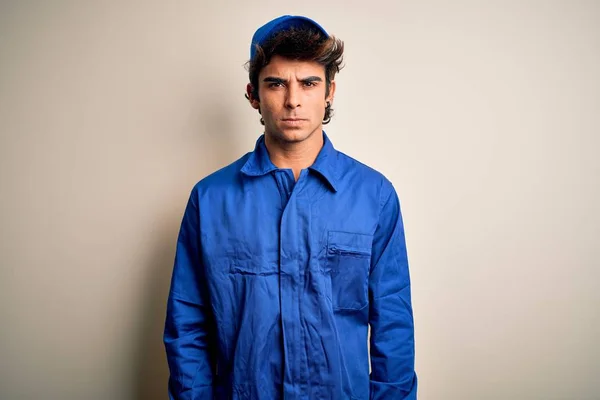 Der Junge Mechaniker Mit Blauer Mütze Und Uniform Steht Skeptisch — Stockfoto