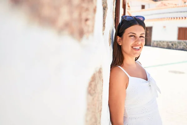 Schönes Mädchen Weiße Wand Gelehnt Junge Freundliche Frau Lächelt Glücklich — Stockfoto