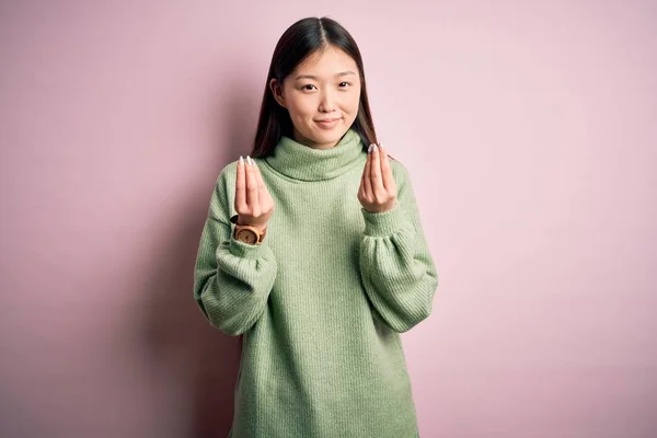 Jonge Mooie Aziatische Vrouw Dragen Groene Winter Trui Roze Gesoldeerde — Stockfoto