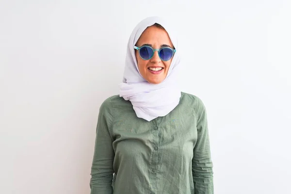 Junge Arabische Frau Mit Hijab Und Sommersonnenbrille Vor Isoliertem Hintergrund — Stockfoto