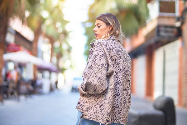 Giovane Bella Donna Sorridente Felice Fiducioso Piedi Passeggiando Città — Foto Stock