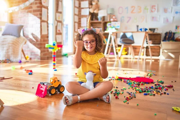 Hermoso Niño Pequeño Con Gafas Diadema Unicornio Sentado Suelo Jardín — Foto de Stock