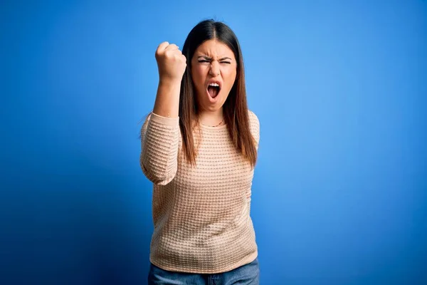 Young Beautiful Woman Wearing Casual Sweater Blue Background Angry Mad — Stock Photo, Image