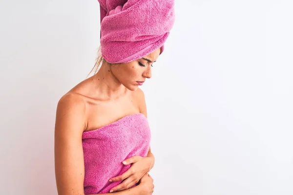 Νεαρή Όμορφη Γυναίκα Φορώντας Πετσέτα Ντους Μετά Μπάνιο Πάνω Από — Φωτογραφία Αρχείου
