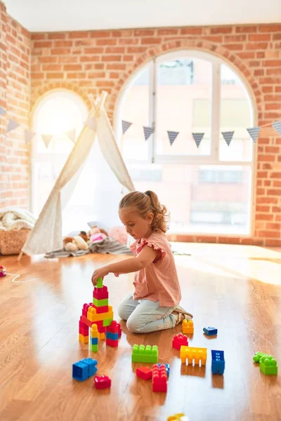 Krásná Blond Batole Dívka Hrát Plastovými Tvárnicemi Postavit Věž Školce — Stock fotografie
