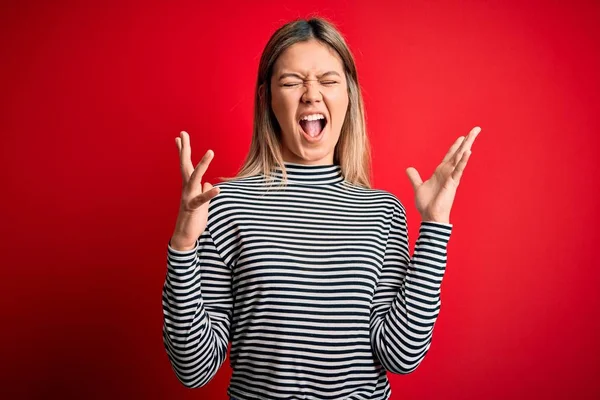 Mladá Krásná Blondýna Žena Sobě Ležérní Pruhovaný Svetr Přes Červené — Stock fotografie