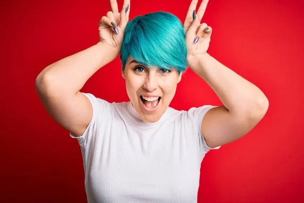 Mavi Saçlı Genç Bir Kadın Kırmızı Arka Planda Rahat Bir — Stok fotoğraf