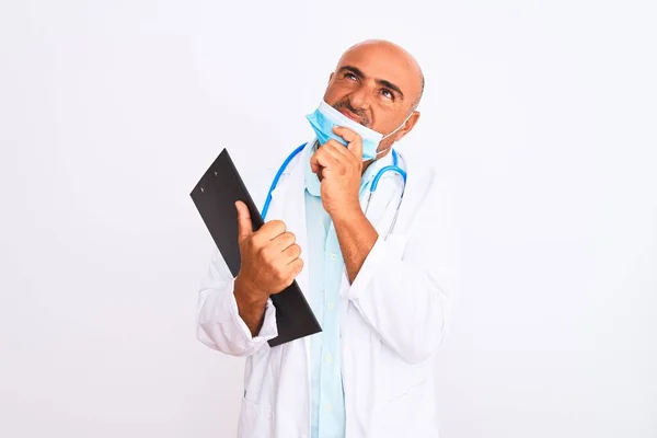 Doctor Hombre Usando Estetoscopio Máscara Sujetando Portapapeles Sobre Fondo Blanco —  Fotos de Stock