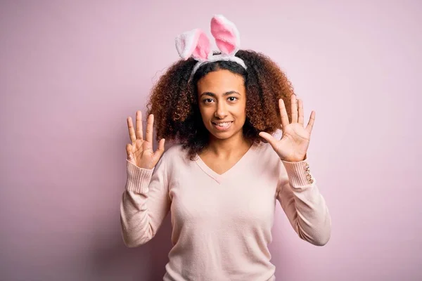 Молода Афроамериканська Жінка Волоссям Африканського Кольору Одягнена Кролячі Вуха Над — стокове фото