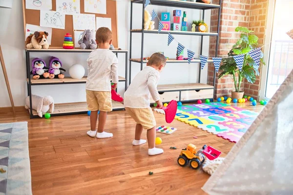 Schattige Blonde Tweeling Spelen Rond Veel Speelgoed Kleuterschool — Stockfoto