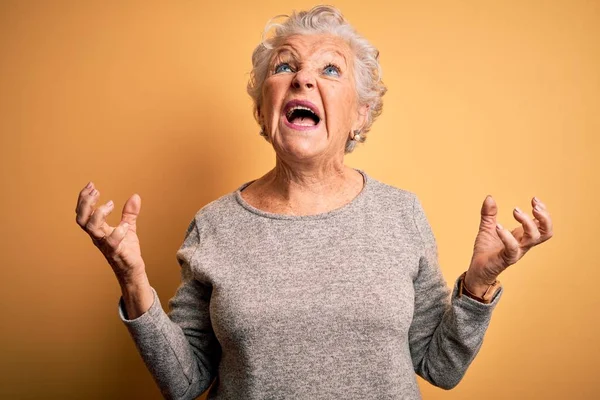 Senior Hermosa Mujer Con Camiseta Casual Pie Sobre Fondo Amarillo — Foto de Stock