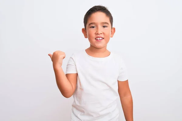 Schöner Kleiner Junge Lässigem Shirt Vor Isoliertem Weißem Hintergrund Lächelnd — Stockfoto