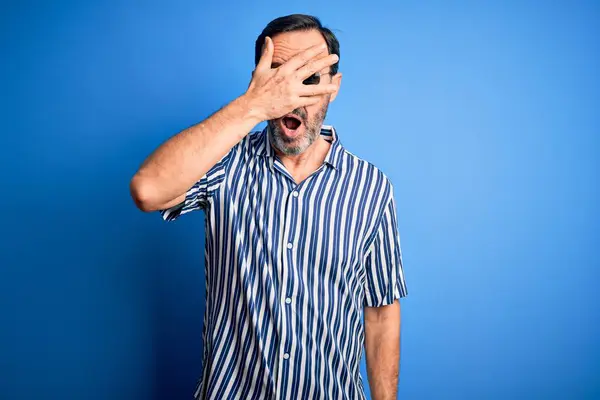 Człowiek Średnim Wieku Noszący Koszulę Paski Okulary Przeciwsłoneczne Odizolowanym Niebieskim — Zdjęcie stockowe