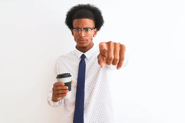 Νεαρός Αφροαμερικάνος Επιχειρηματίας Πίνοντας Καφέ Πάνω Από Απομονωμένο Λευκό Φόντο — Φωτογραφία Αρχείου