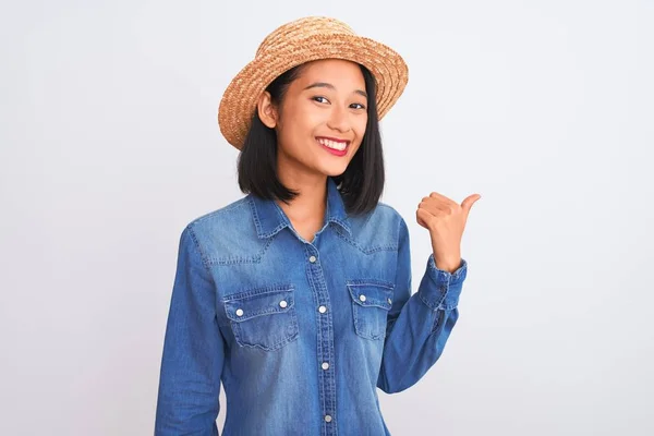 Jonge Mooie Chinese Vrouw Draagt Denim Shirt Hoed Geïsoleerde Witte — Stockfoto