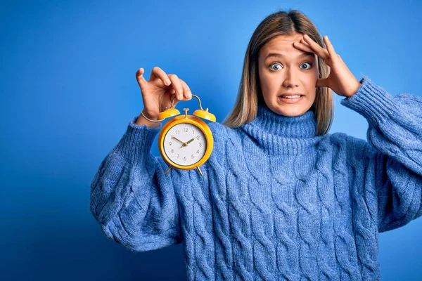 Ung Vacker Kvinna Som Håller Väckarklocka Stående Över Isolerad Blå — Stockfoto