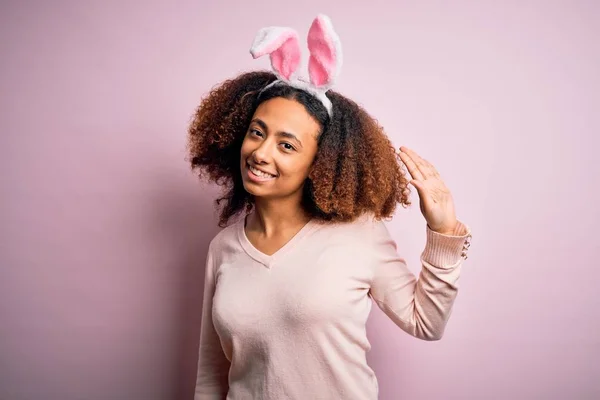 Молода Афроамериканська Жінка Волоссям Афроамериканського Кольору Одягнена Кролячі Вуха Над — стокове фото