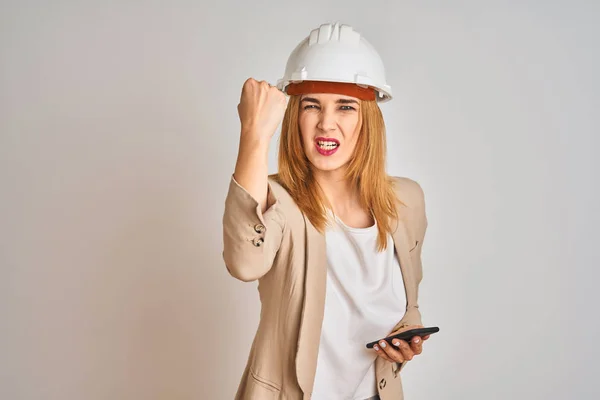 Jonge Blanke Ingenieur Vrouw Met Behulp Van Smartphone Het Dragen — Stockfoto