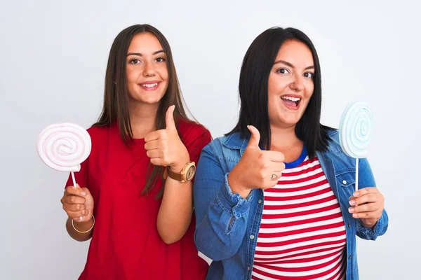 Junge Schöne Frauen Mit Süßem Lutscher Der Über Isoliertem Weißem — Stockfoto