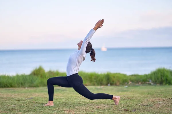 Junge Schöne Sportlerin Praktiziert Yoga Trainer Lehrt Krieger Park Posieren — Stockfoto