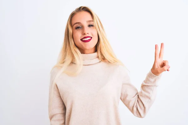 Ung Smuk Kvinde Iført Rullekrave Sweater Stående Isoleret Hvid Baggrund - Stock-foto