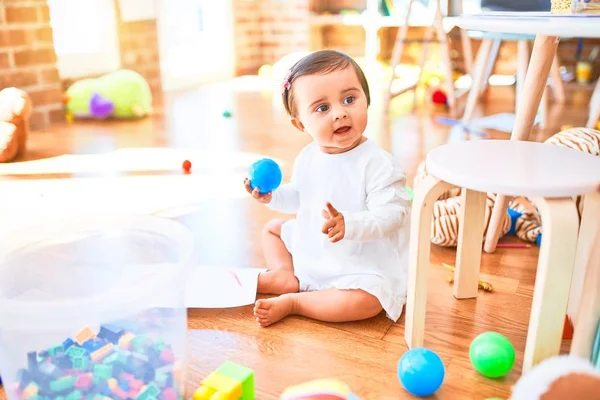 Schönes Kleinkind Freut Sich Kindergarten Über Buntes Spielzeug — Stockfoto