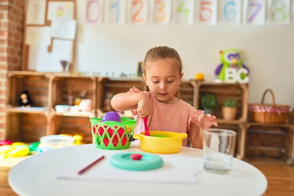 Mooi Blond Peuter Meisje Spelen Maaltijden Met Behulp Van Plastic — Stockfoto