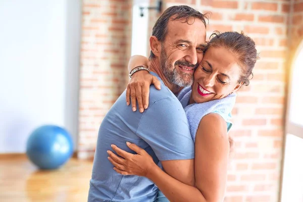 Middle Age Beautiful Sporty Couple Smiling Happy Standing Smile Face — Stock Photo, Image