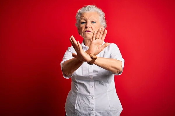 Senior Vacker Kvinna Bär Elegant Skjorta Stående Över Isolerad Röd — Stockfoto