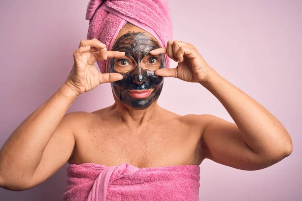 Mujer Morena Mediana Edad Con Máscara Belleza Negra Sobre Fondo — Foto de Stock