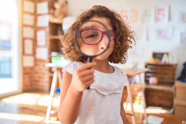 美しい幼児立って眼鏡を使用してLoupeで幼稚園 — ストック写真