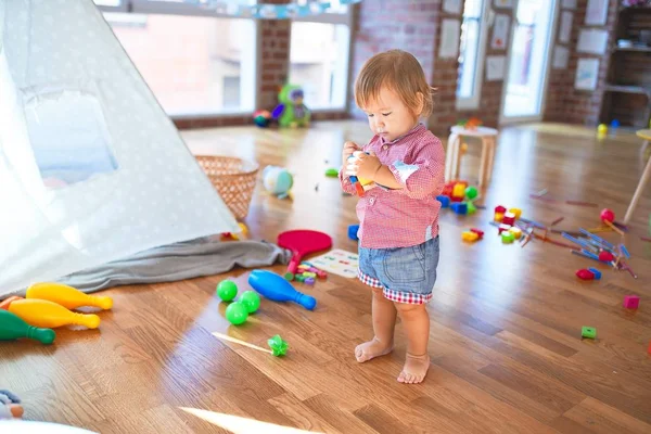 Adorable Niño Jugando Con Bloques Madera Entrenar Alrededor Montón Juguetes — Foto de Stock